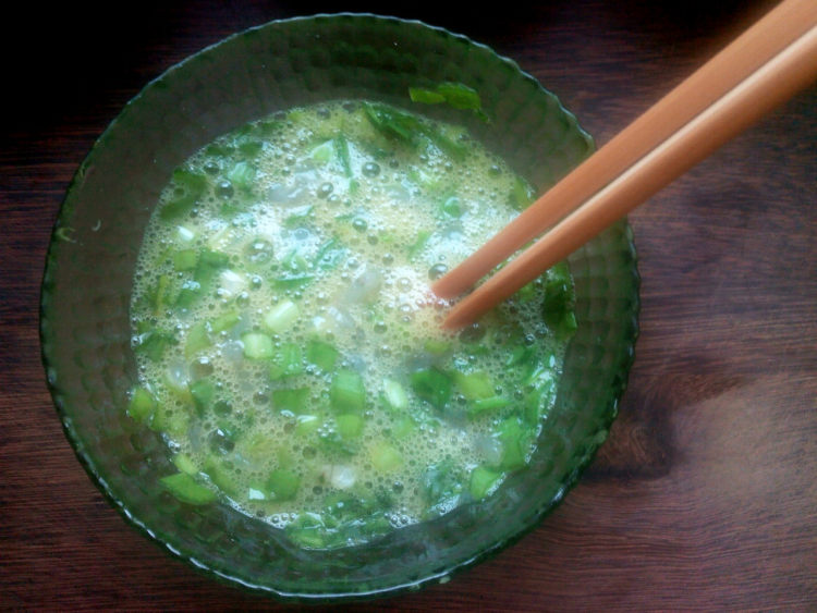 虾泥鸡蛋饼步骤2