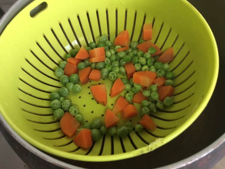 凤梨虾仁焗饭步骤3