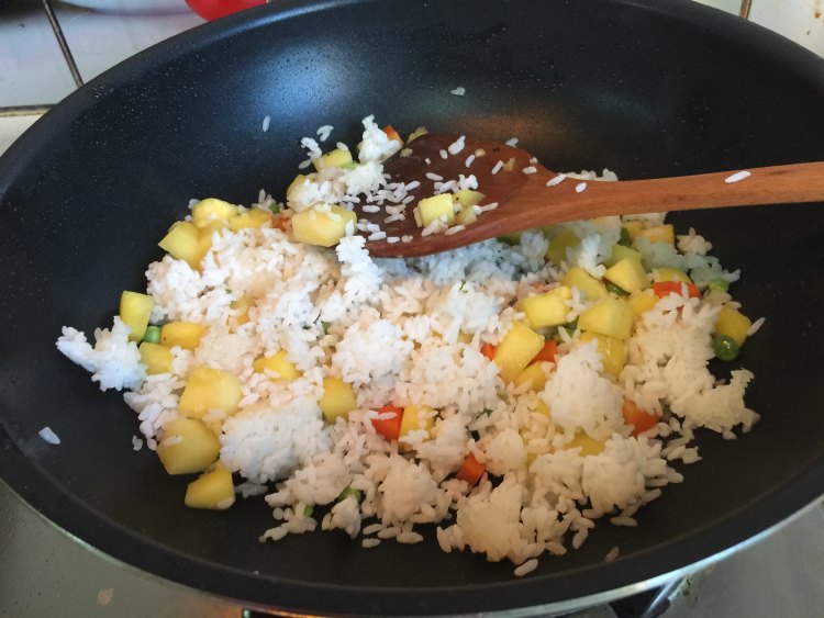 凤梨虾仁焗饭步骤5