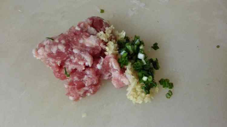 翡翠猪肉虾仁小馄饨步骤3