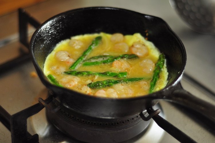 芦笋虾仁蛋饼#多效护步骤8