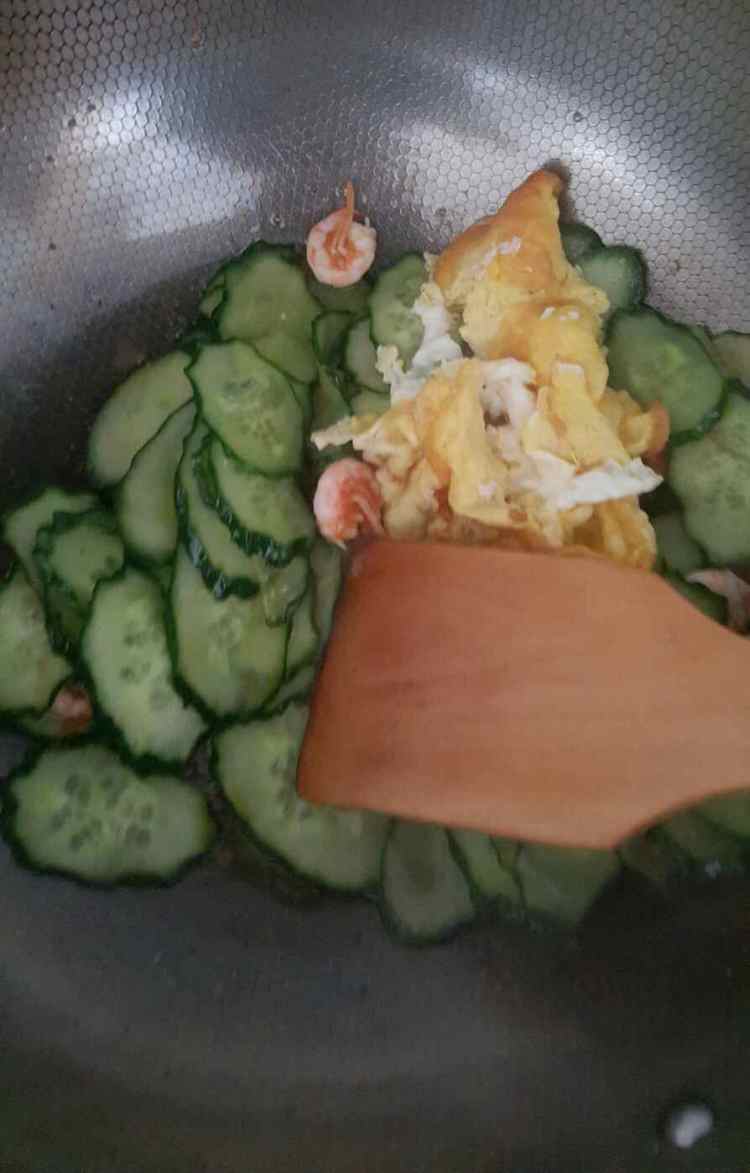 黄瓜虾仁炒鸡蛋步骤5