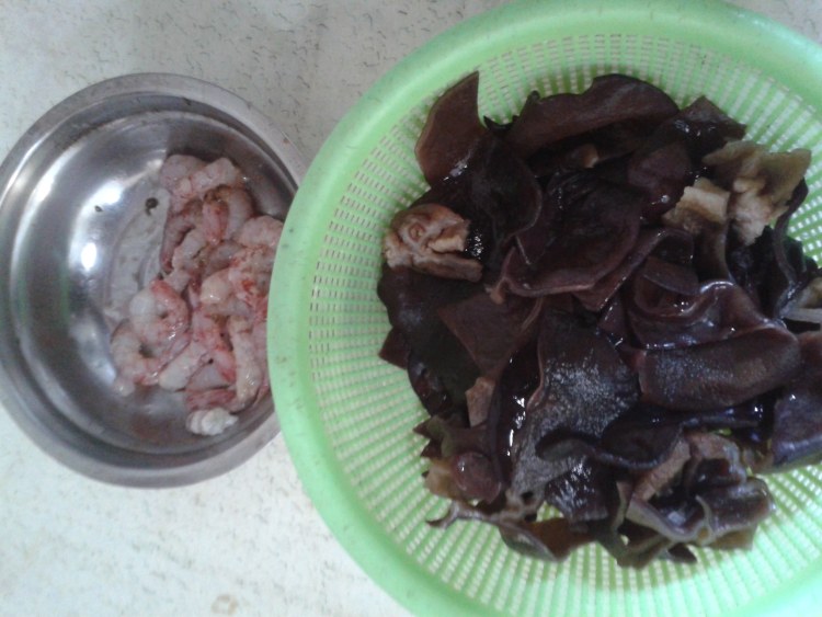 虾仁炒黑木耳步骤1