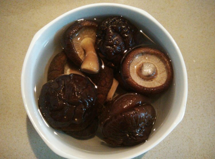 虾仁香菇腐皮卷步骤1