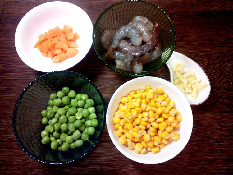 玉米豌豆炒虾仁步骤1