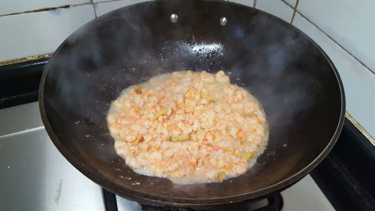 虾仁炒荷兰豆步骤4