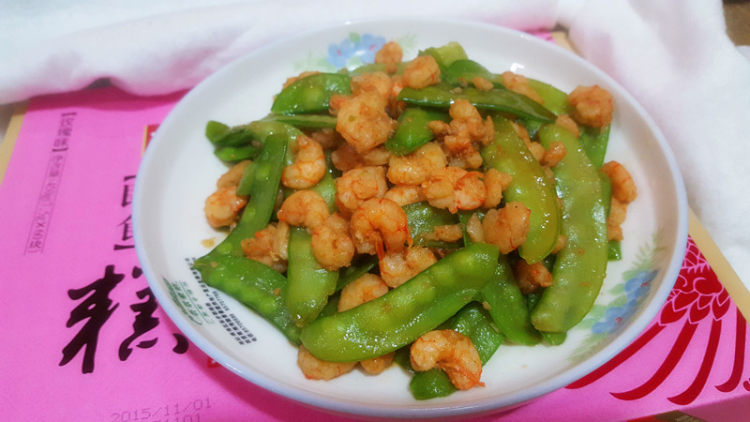 虾仁炒荷兰豆步骤6