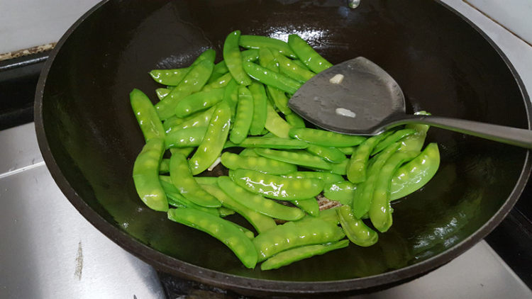 虾仁炒荷兰豆步骤3