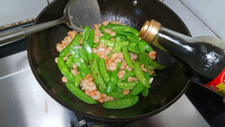 虾仁炒荷兰豆步骤5