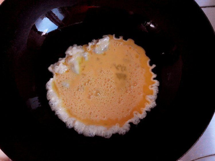 鸡蛋虾仁酱步骤2