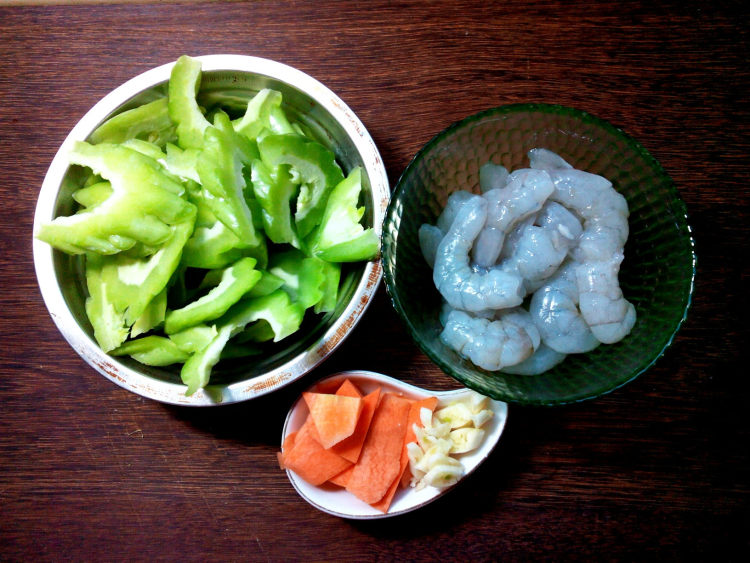 苦瓜虾仁步骤1