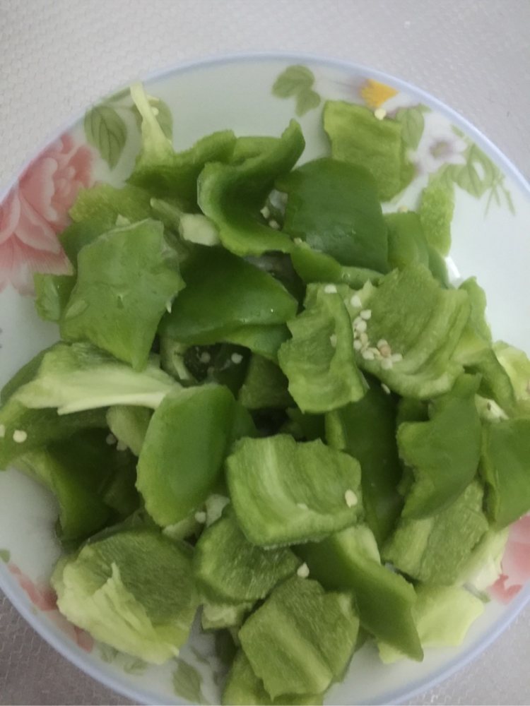 青椒虾仁步骤1