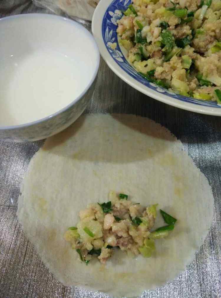 虾仁春卷步骤12