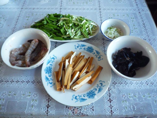 虾仁炒香干步骤2