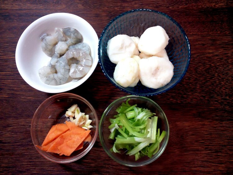 荸荠虾仁步骤1
