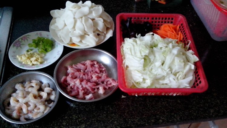 虾仁肉丝杂蔬炒白粿步骤2