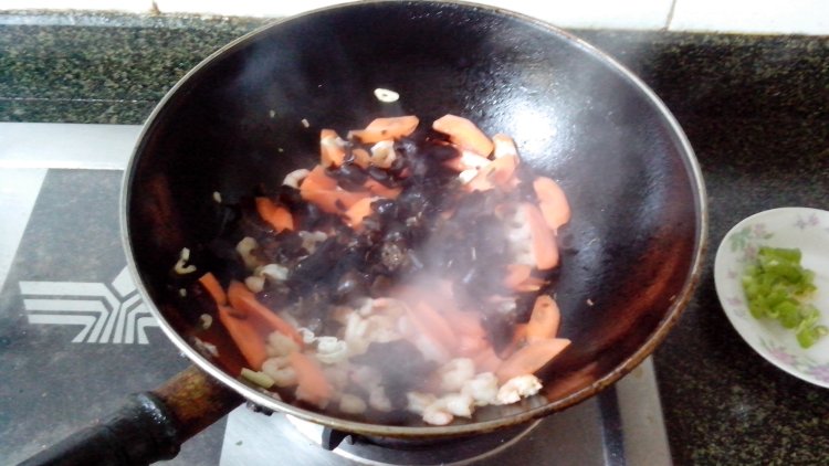虾仁肉丝杂蔬炒白粿步骤6