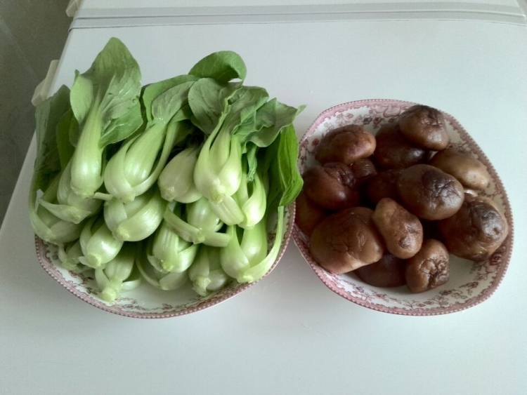 香菇油菜炒虾仁步骤1