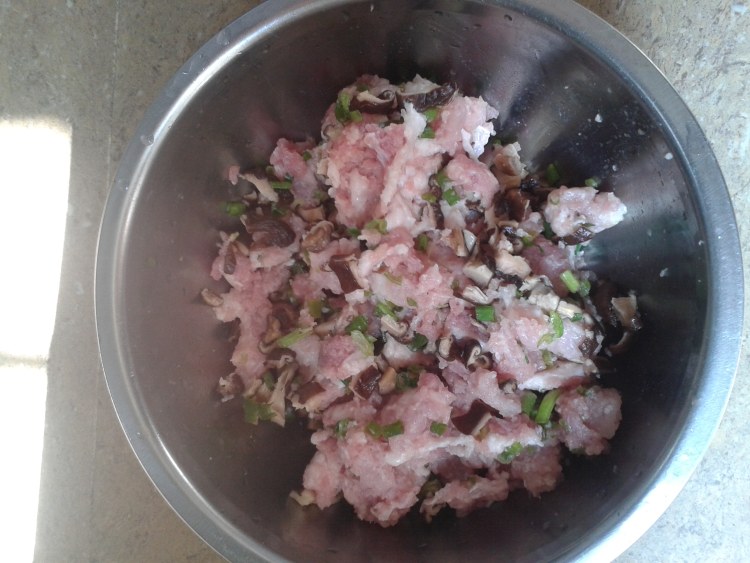 炸香菇红萝卜肉饼步骤1