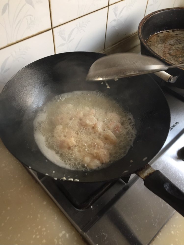 菠萝咕老虾步骤5