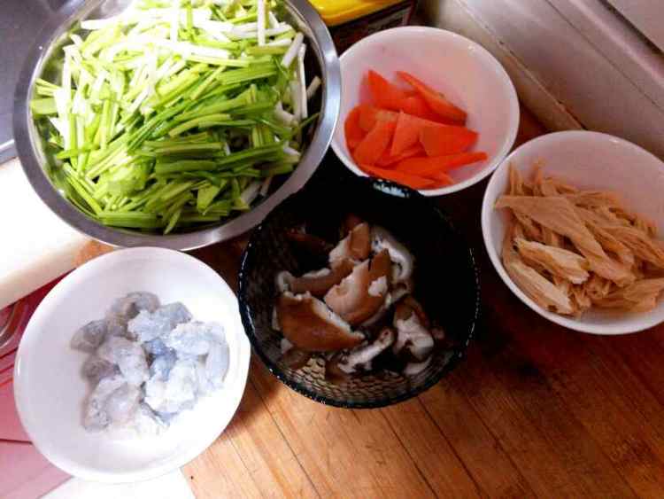 香菇腐竹脆虾仁步骤1