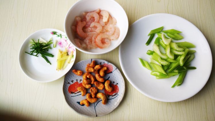 腰果炒虾仁步骤1