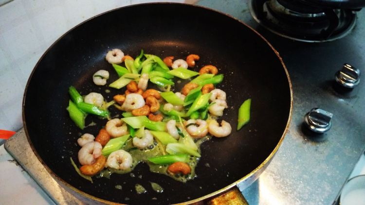 腰果炒虾仁步骤5