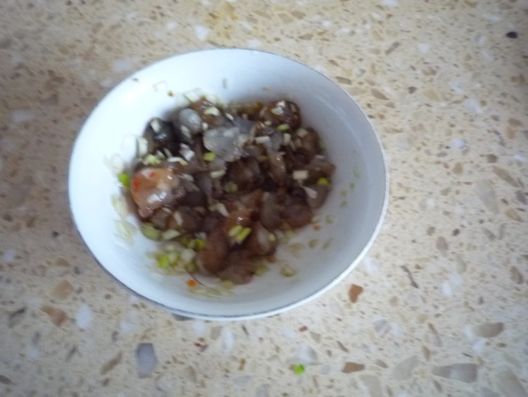 虾仁土豆蒸丸子步骤2