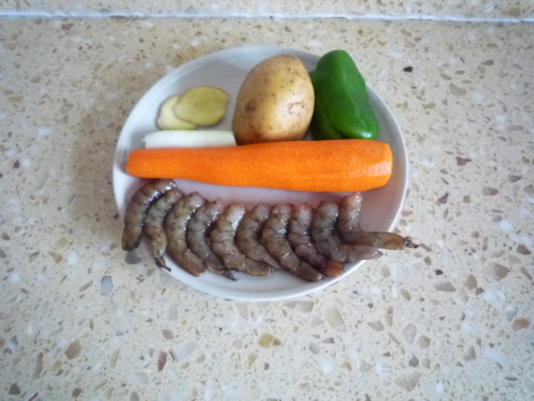 虾仁土豆蒸丸子步骤1