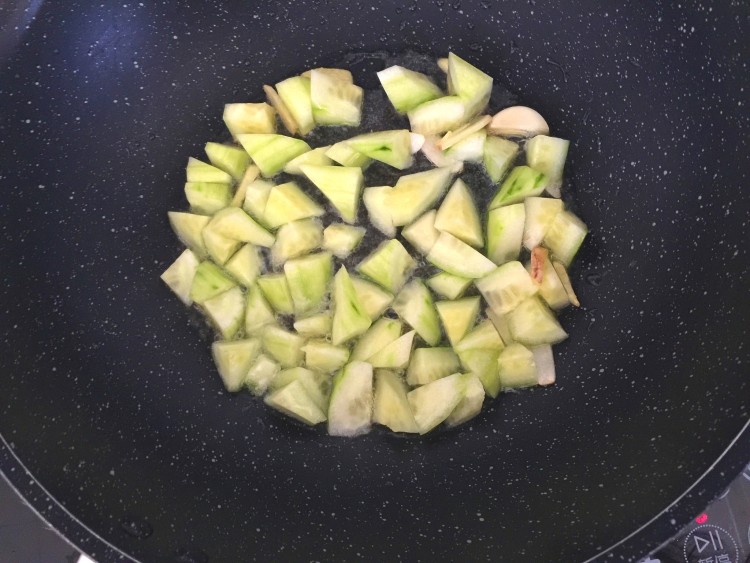 青瓜虾仁步骤3