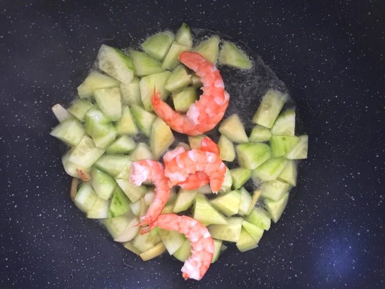 青瓜虾仁步骤5