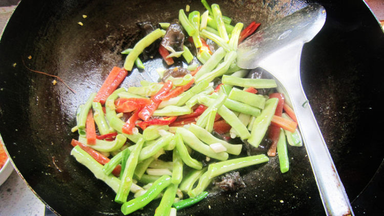 青豆角香爆虾仁步骤3