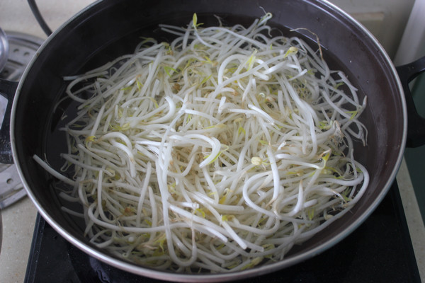 私房炝拌豆芽步骤8