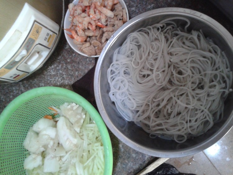 虾仁瘦肉炒粉团步骤1