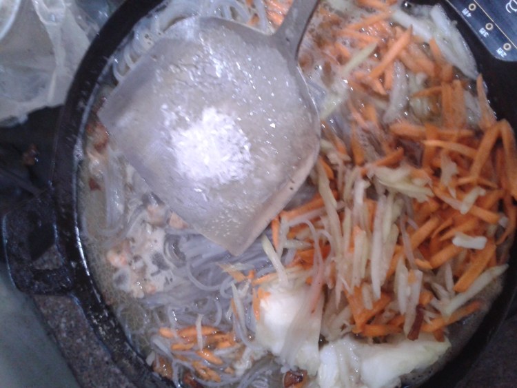 虾仁瘦肉炒粉团步骤4