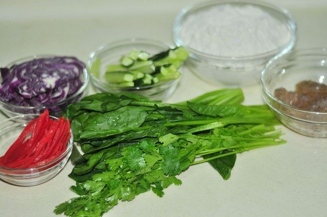 鲜虾仁菠菜卷步骤1