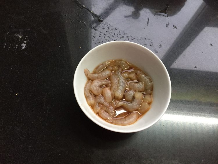 虾仁炒豌豆步骤1