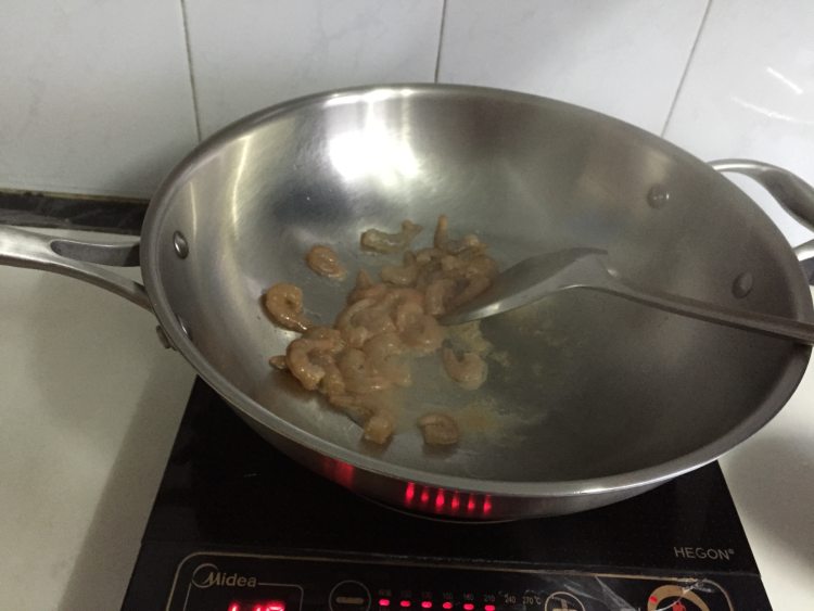虾仁炒豌豆步骤3