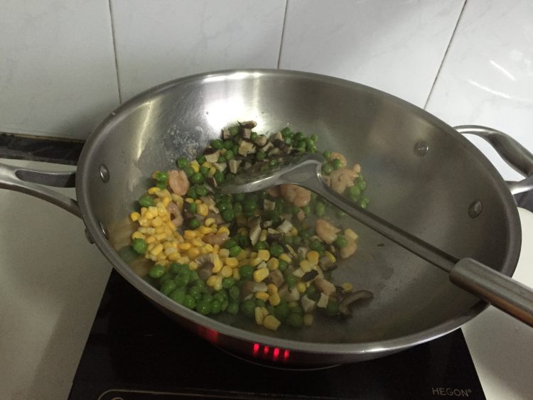 虾仁炒豌豆步骤4