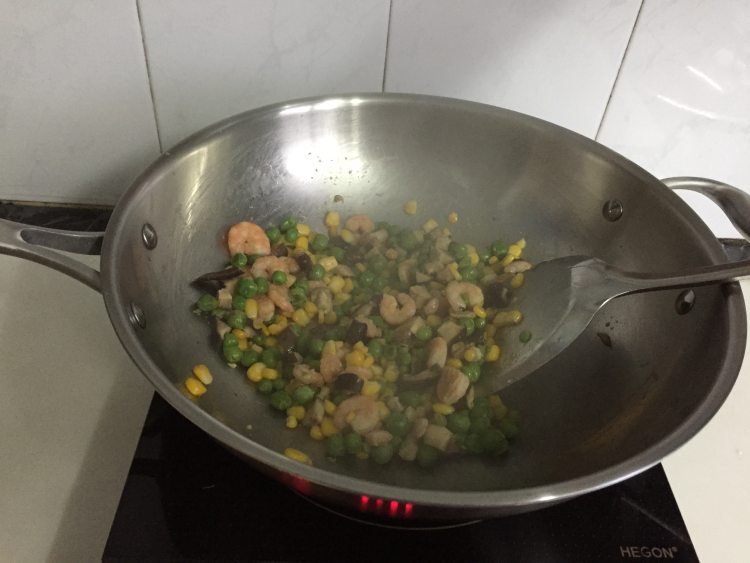 虾仁炒豌豆步骤7