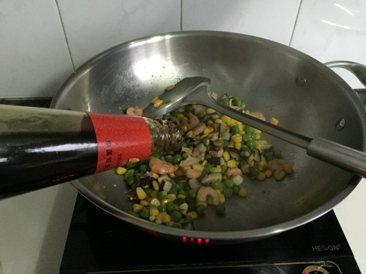 虾仁炒豌豆步骤6