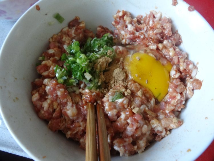 虾仁猪肉粉丝包子步骤2