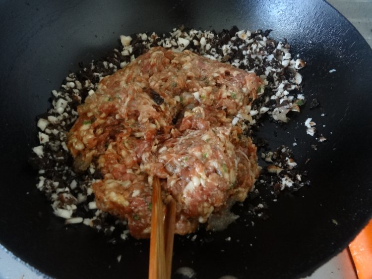 虾仁猪肉粉丝包子步骤5