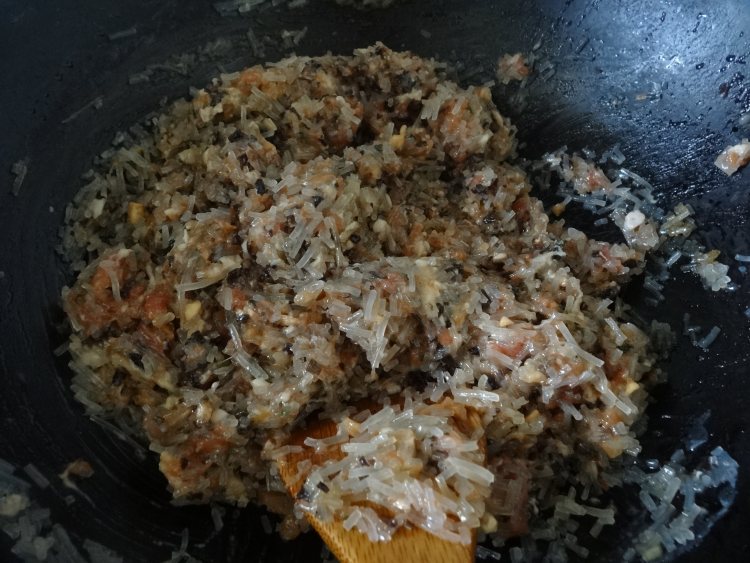 虾仁猪肉粉丝包子步骤6
