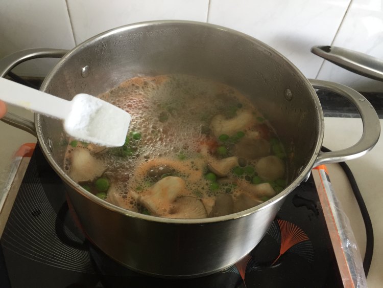 虾仁蘑菇豌豆汤步骤7