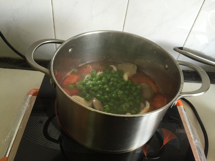 虾仁蘑菇豌豆汤步骤6