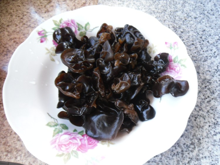 青椒木耳炒虾仁步骤2