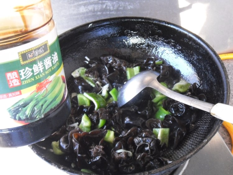 青椒木耳炒虾仁步骤9