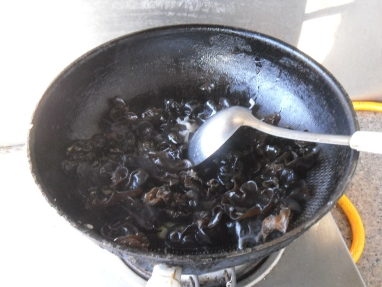 青椒木耳炒虾仁步骤7