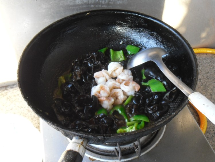 青椒木耳炒虾仁步骤11